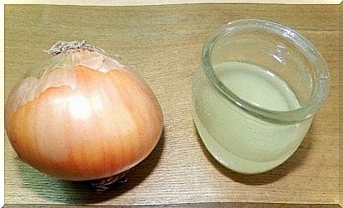 Natural solutions to remove grease from kitchen windows: Degreaser with onion and vinegar