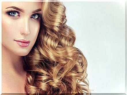 ideal hairstyles for blonde curly hair