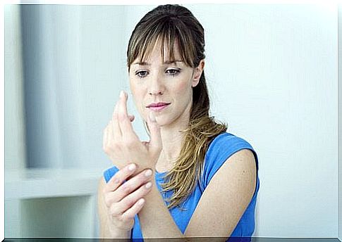 Woman with carpal tunnel pain