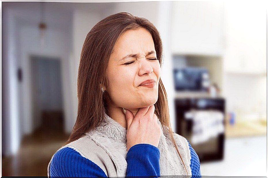 Woman feeling pain when swallowing