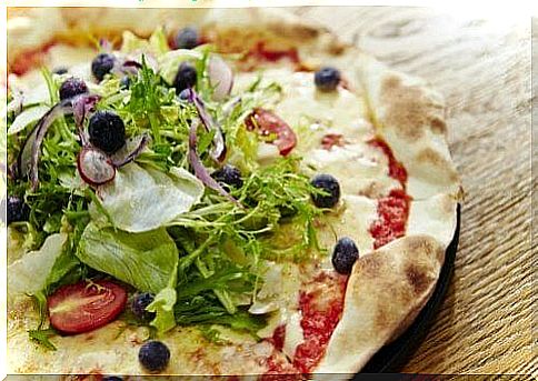 How to prepare a salad pizza?