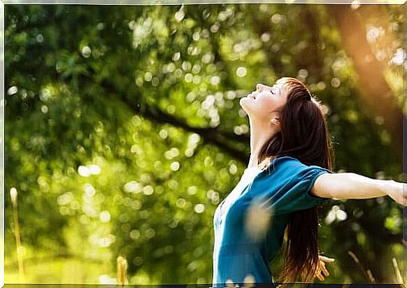 happy woman in the middle of nature