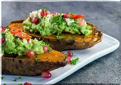 Sweet potatoes stuffed with peas and avocado