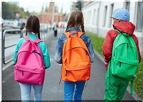 The weight of backpacks can harm children's backs