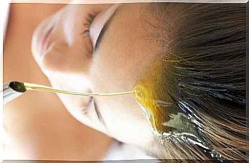 Vegetable oils to moisturize hair